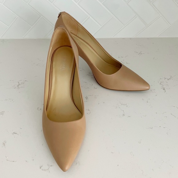 Michael Kors Leather Mid Pump | Size 6 - Picture 5 of 5